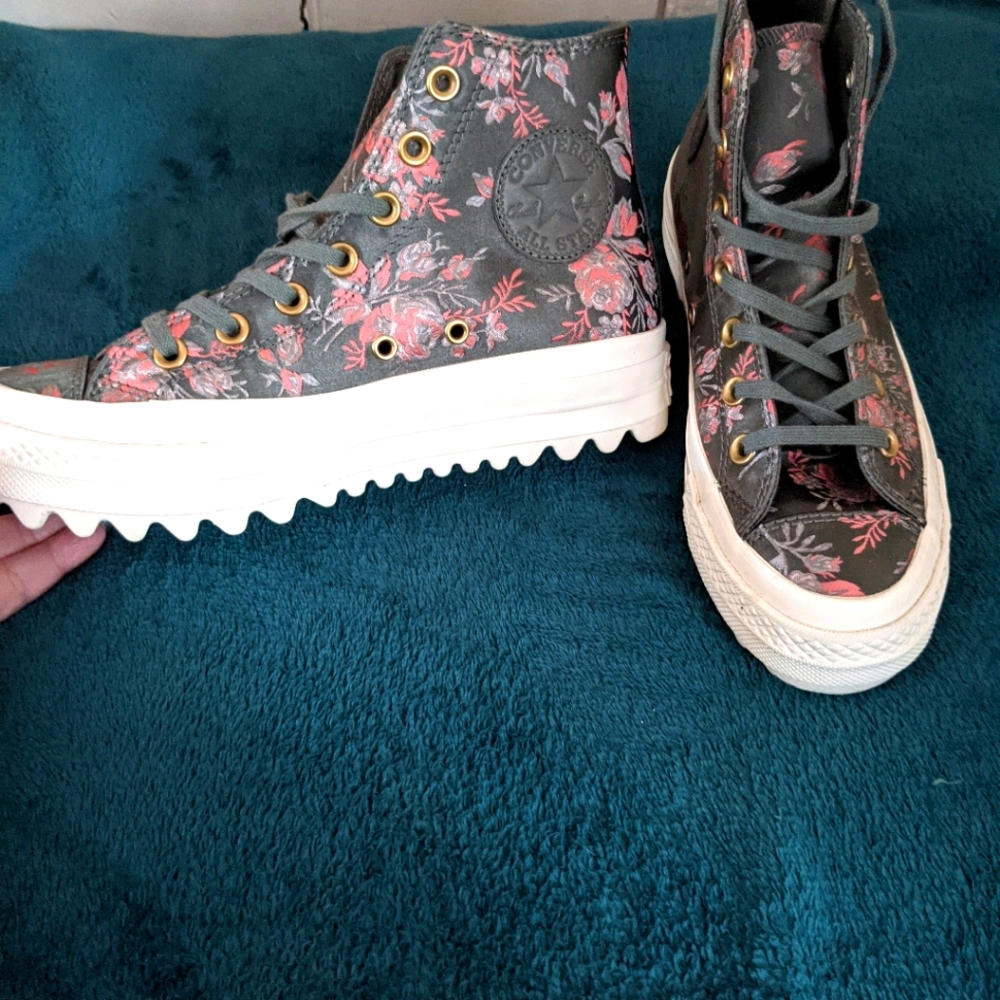 New RARE satin shark tooth converse